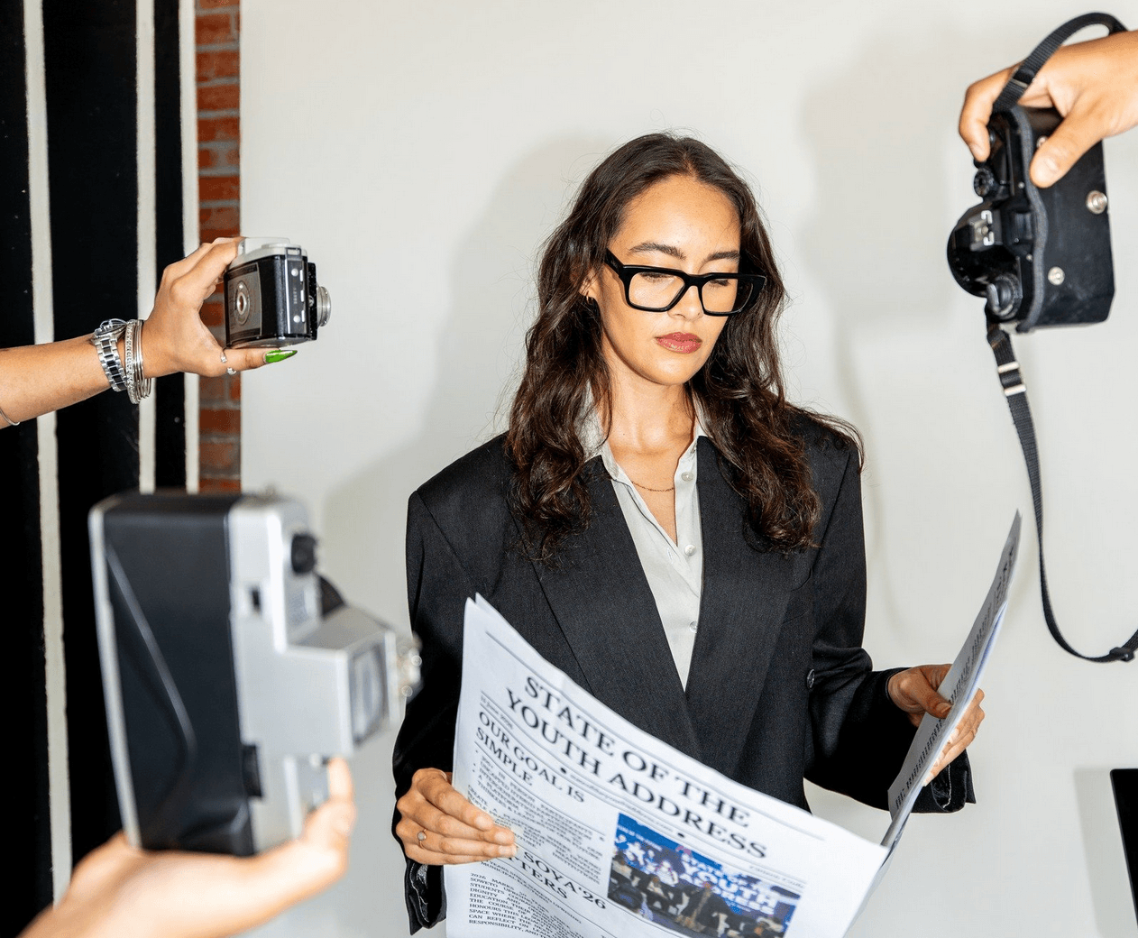 Person reading SOYA newspaper